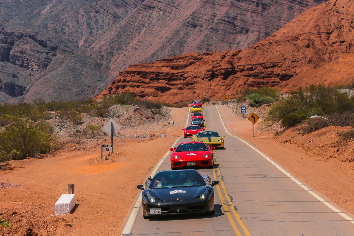 Autos Ferrari por Ruta a Cafayate