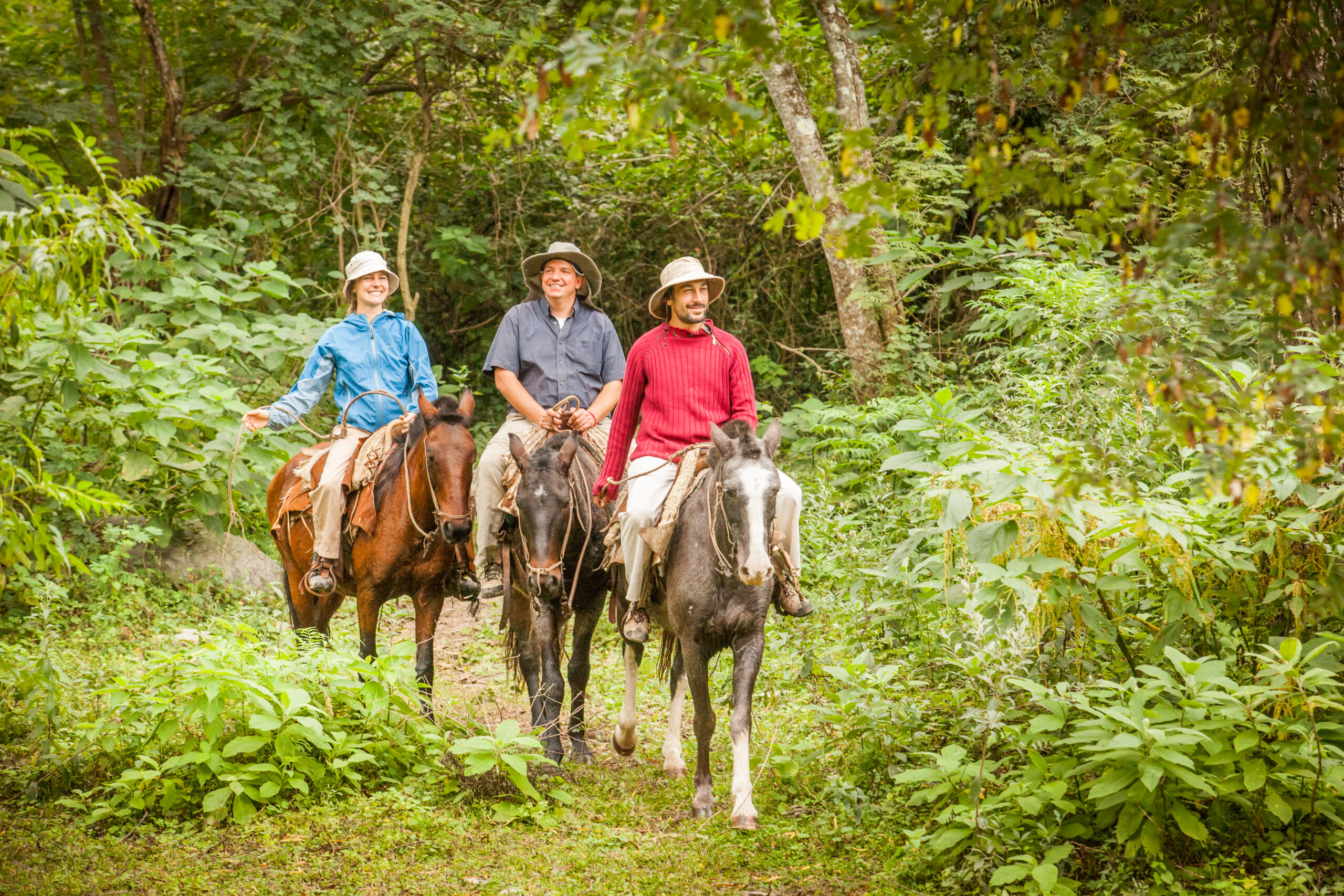 Imagen de tres hombres cabalgando cabalgando