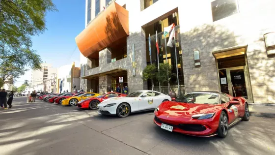 Autos Ferrari estacionados en el centro Salta