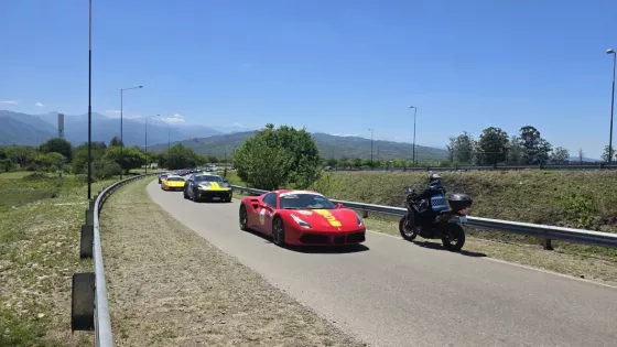 Autos Ferrari circulando por Salta