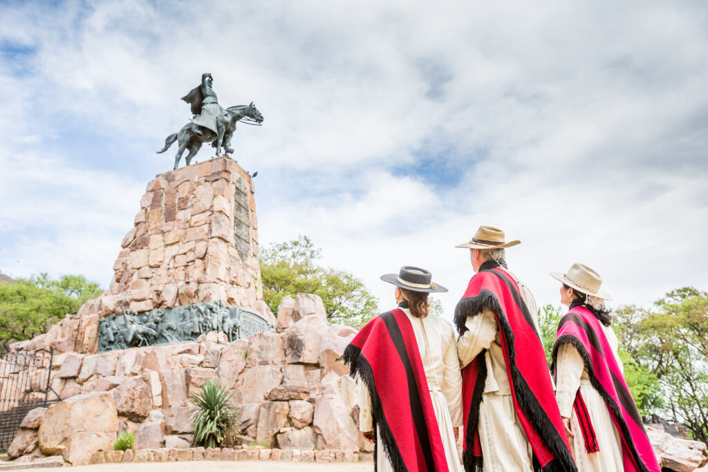 Gauchos inspirados por el Monumento al general Güemes