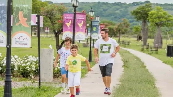 Padre corriendo con sus hijos en el Parque Bicentenario