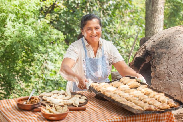 Mujer cocinando empanadas