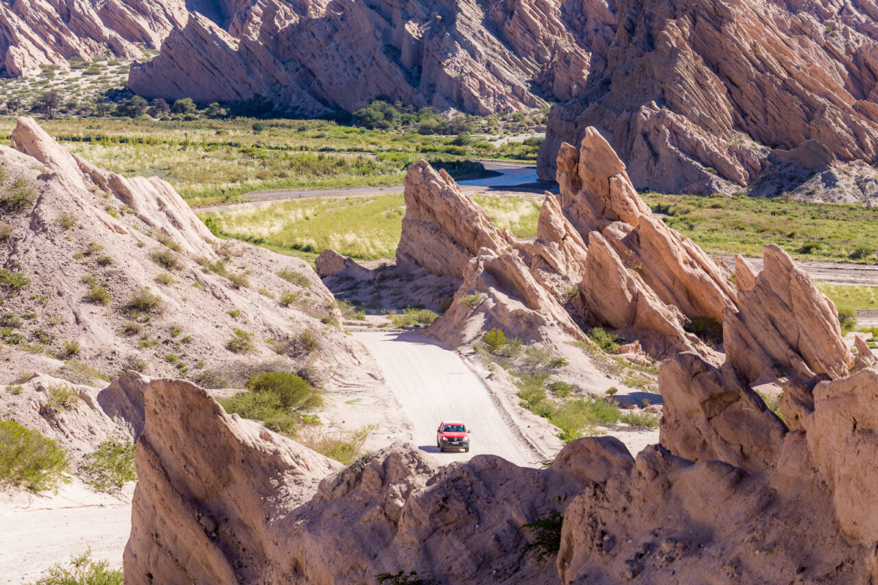 Vista de la Quebrada de las Flechas y una camioneta circulando por la ruta nacional 40