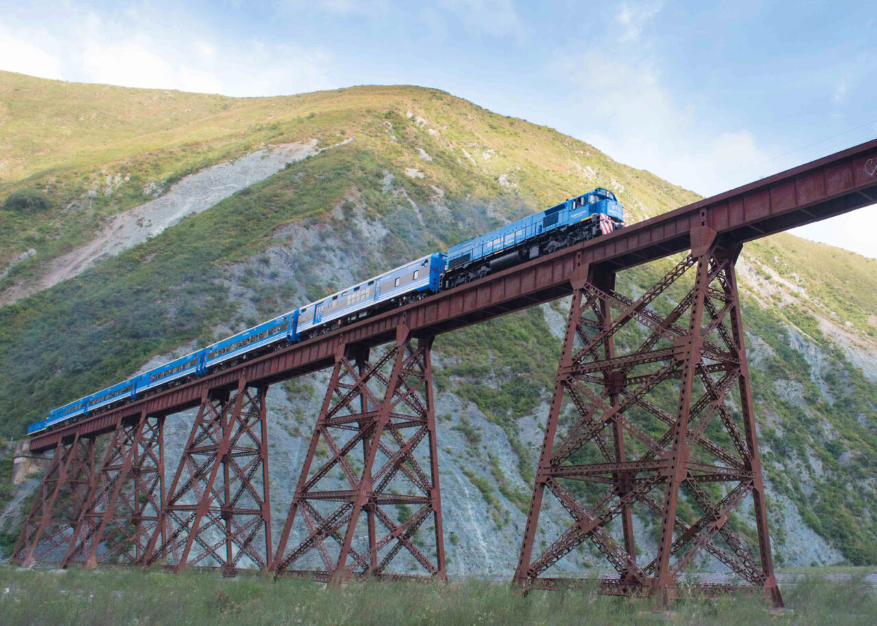 tren a las Nubes sobre el Viaducto del Toro