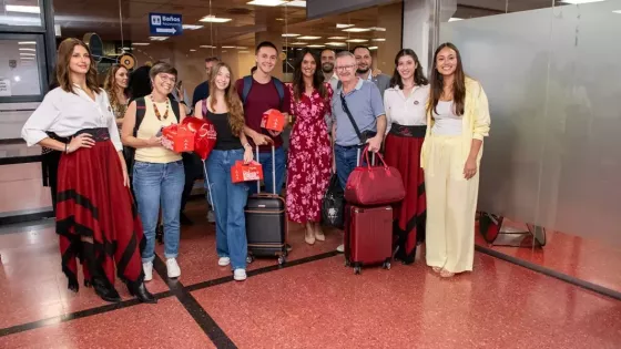 Ministra Arancibia recibiendo turistas en el aeropuerto