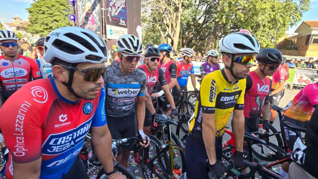 Ciclistas compitiendo