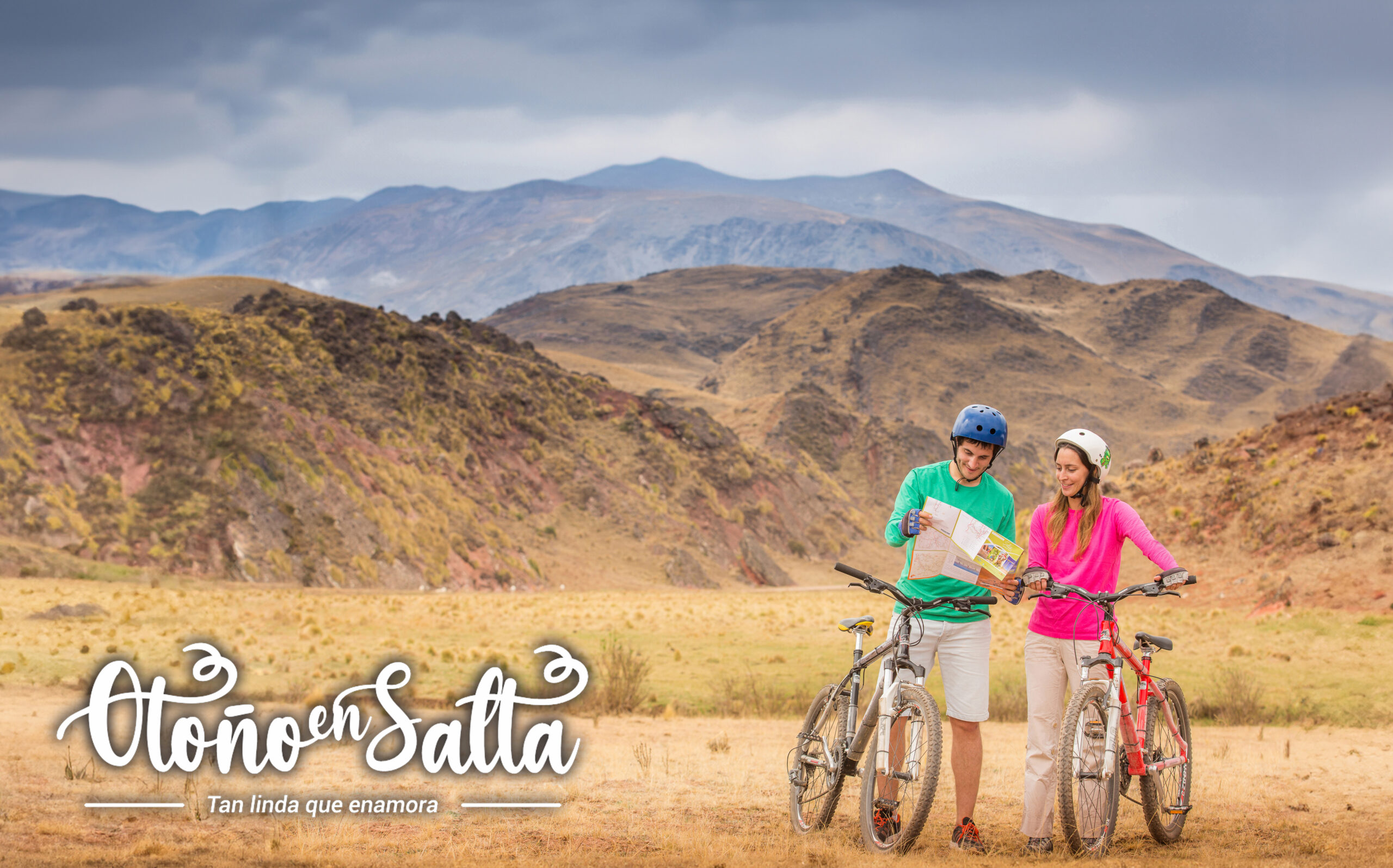 Pareja en bicicleta por la montaña