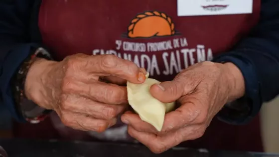 Manos simbando empanadas
