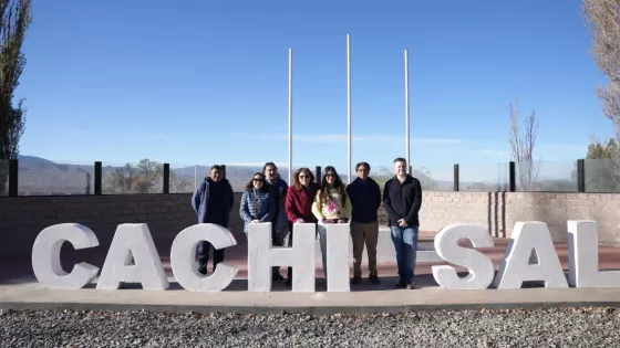 Autoridades en cartel de Cachi