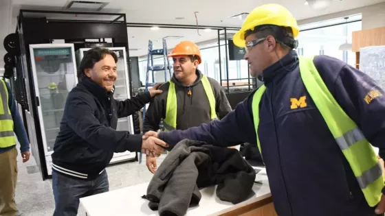 EL gobernador Saenz saluda a los trabajadores